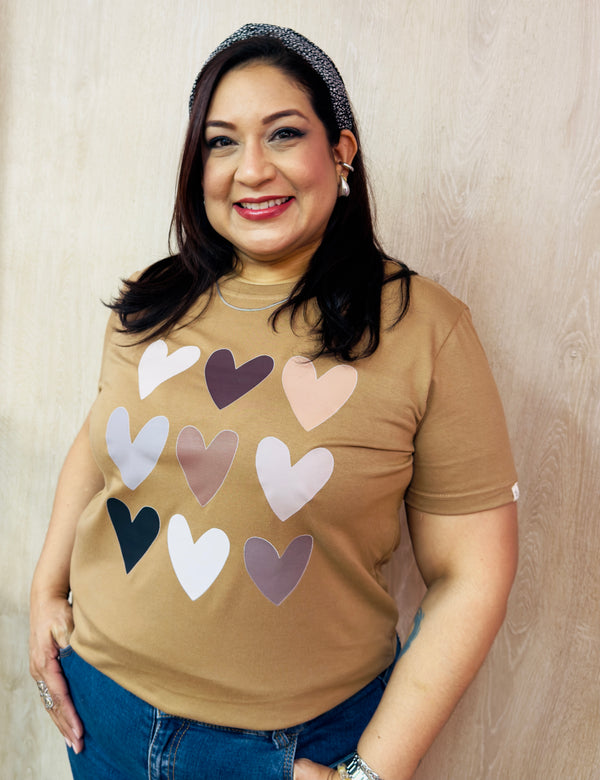 Camiseta corazones café